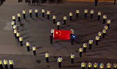 上海外滩拉链式人墙内 民警用身体组成“心形”向祖国表白
