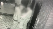长沙一女子酒吧内与网友亲热 神秘男子竟趁机揩油