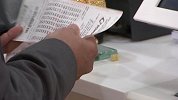女子花174元中13亿大奖 给丈夫买豪车自己继续当服务员