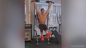 莱万真猛男！悬空漫步练核心 硬核大秀八块腹肌