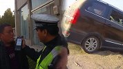 拦一辆车逮到两位醉驾！山东好哥俩见交警就跑 接力开车一头掉沟