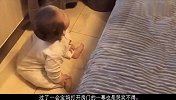 “大猪蹄子奶爸”硬核带娃，坐在地上的娃一脸懵，网友-亲生的