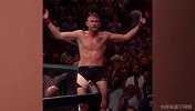 不给喘息！UFC选手三记重拳打懵对手