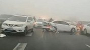 突发！河北秦皇岛发生连环交通事故 数十辆车相撞