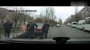 碰瓷儿也辛苦 摩托男舍命撞汽车