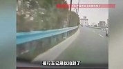 太吓人！超车途中惊现一人，司机秒变道