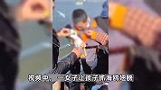 孩子在景点抓海鸥强行塞进零食罐，父母还在旁边帮忙，路人3次制止才收手