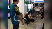 男子疑地铁内吸烟遭劝阻 辱骂掌掴女站务员