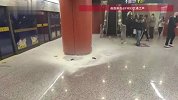 事发地铁站，男子身上突然冒火冲下电梯！原因披露