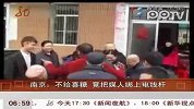 视频：村民没分到喜糖把媒人绑电线杆
