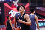 射手天赋！可兰白克赤脚投LOGO三分 一击命中引来现场欢呼
