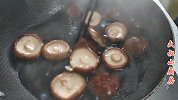 香菇炒肉片怎么做好吃，大厨分享一招，鲜香滑嫩又解馋，简单实用