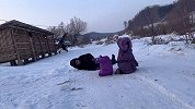 东北小孩滑雪童年必备。