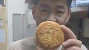 全国各地高校月饼硬度大pk 网友：水泥味 用来防身