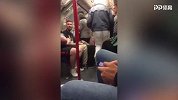 太烦了！切尔西球迷地铁唱歌扰民 暴躁老哥一把将其推下车