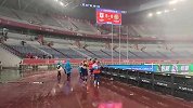 泰山球员赛后雨中谢场 王大雷用新方式与球迷激情庆祝