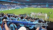 姜至鹏赛后谢场与自家球迷发生言语冲突，主帅陈涛急忙上前劝阻