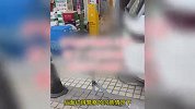 车停店门口拒挪车！店主用钢筋焊住四周：车主半夜偷切钢筋开走车