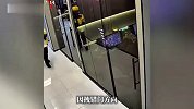 外卖小哥拽错门方向致玻璃全碎，站在碎片中不知所措，店员回应
