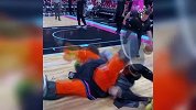 雄鹿版WWE再度上演！小洛佩斯在热火主场掀翻吉祥物伯尼