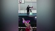 姚明在自己小公主面前展示勾手绝技  轻松愉快无压力