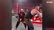 WWE斯科特暴力以一敌二 一击重拳正中命门