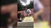 乒乓球-17年-丁宁与粉丝一同庆祝生日 蛋糕太大使劲儿切-专题1