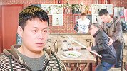 老父亲赞叹这家店的肉可真多，两碗牛肉面见证了父子深情