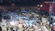 轿车疯狂冲撞快递分拣点后自燃 工人四散逃开