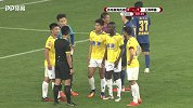李万杰禁区放倒克莱奥 两黄变一红被罚出场