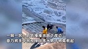 男子钓鱼不慎被激流冲走，拄拐小哥丢拐单腿跳去救人，奋力拉住落水男子