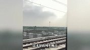 湖州一工地吊车吊臂倾斜挂上铁路电网致多趟列车晚点？最新回应