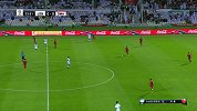 阿曼飞翼右路传中 2人争顶被对手解围