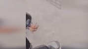 四川男子拖行暴打亲生幼儿还录视频 警方：系为威胁离家妻子