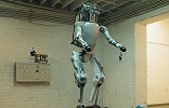 波士顿推出动力机器人，可以高跳后空翻，灵活度是人的10倍