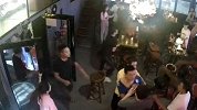自投罗网！广东一男子酒吧砸场一片狼藉 事前竟发朋友圈炫耀