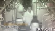 上海一男子因空调未开殴打公交司机，乘客蜂拥而上将其制服