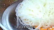 米粉不用老是炒着吃煮着吃了，天热试试这个凉拌米粉，特别爽口