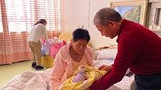67岁产妇生女一年：孩子会叫爸爸妈妈 相差近40岁姐姐常看望