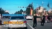 【山东】惊险！3岁娃遇车祸被甩车底 司机一脚急刹后下车救起