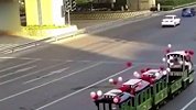 浪漫不过一秒！男子开观光小火车接亲被交警拦下