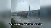 海南一地突遇龙卷风，仓库顶被掀起汽车被吹翻！工厂损失近30万
