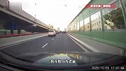 车主开上高架，挡风玻璃突然抬起一个头，对视上了：“什么鬼！”