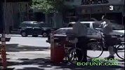 恶搞-当你看到残疾人掉进下水道