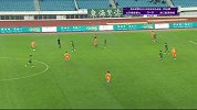 这脚偏的有点多吧 绿城任意球直接踢向角旗杆
