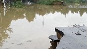 郑州暴雨后路面塌陷1600平米 马路变池塘