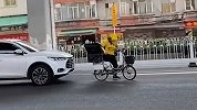 广州一外卖小哥在机动车道别车 被后车追上撞倒