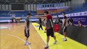 CBA-1718赛季-江苏众将训练之余秀舞技 李原宇化身肯帝亚第一舞指-新闻