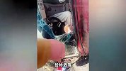货车侧翻车内人员带着哭腔求助，路过男子带着儿子徒手扯玻璃救人