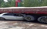 山东一小车“钻”入拐弯大货车车底  致3人死亡